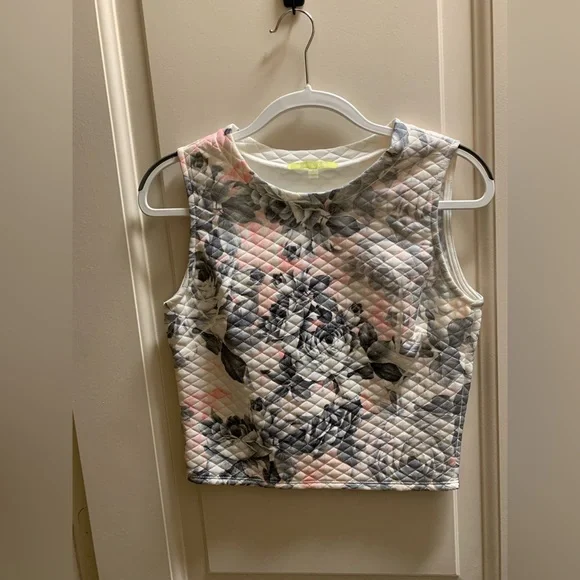 NWOT Gianni Bini Rose Print Quilted Crop Top - Perfect condition, never worn🌷🌹 - Picture 2 of 7